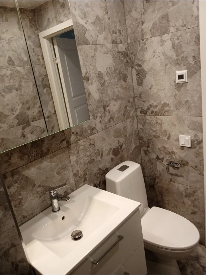 Detalj från badrumsarbete med kakel och inredning